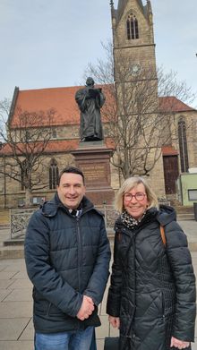 Das Foto zeigt die Fuldaer ZdK-Mitglieder Steffen Flicker (links) und Bettina Faber-Ruffing (rechts) vor dem Luther-Denkmal in Erfurt